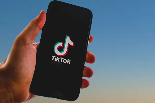 <b>特朗普:TikTok(国际版抖音)必须在15号前交易 否则被被封杀</b>